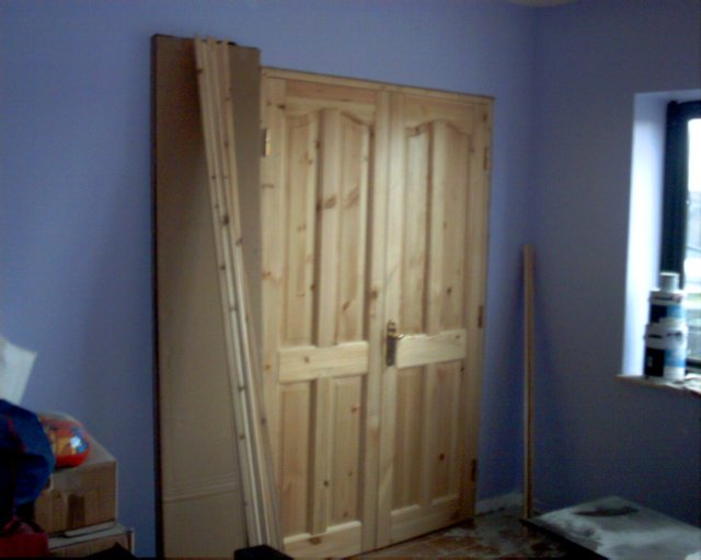 wardrobedoorinmollysroomwaitingforarchitravetobefitted.jpg